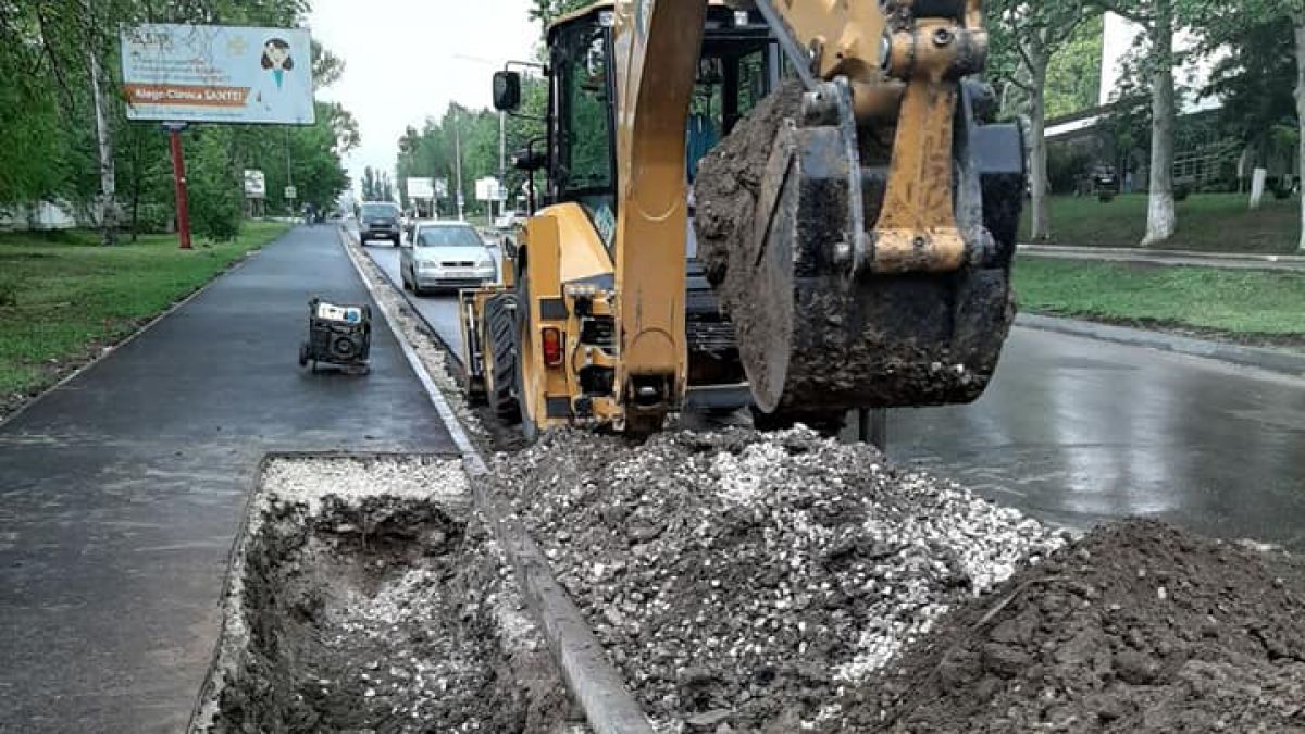 Trotuarul surpat de pe strada N. Testimițanu avea goluri și făgașe în fundație. Cine se face responsabil (DOC)