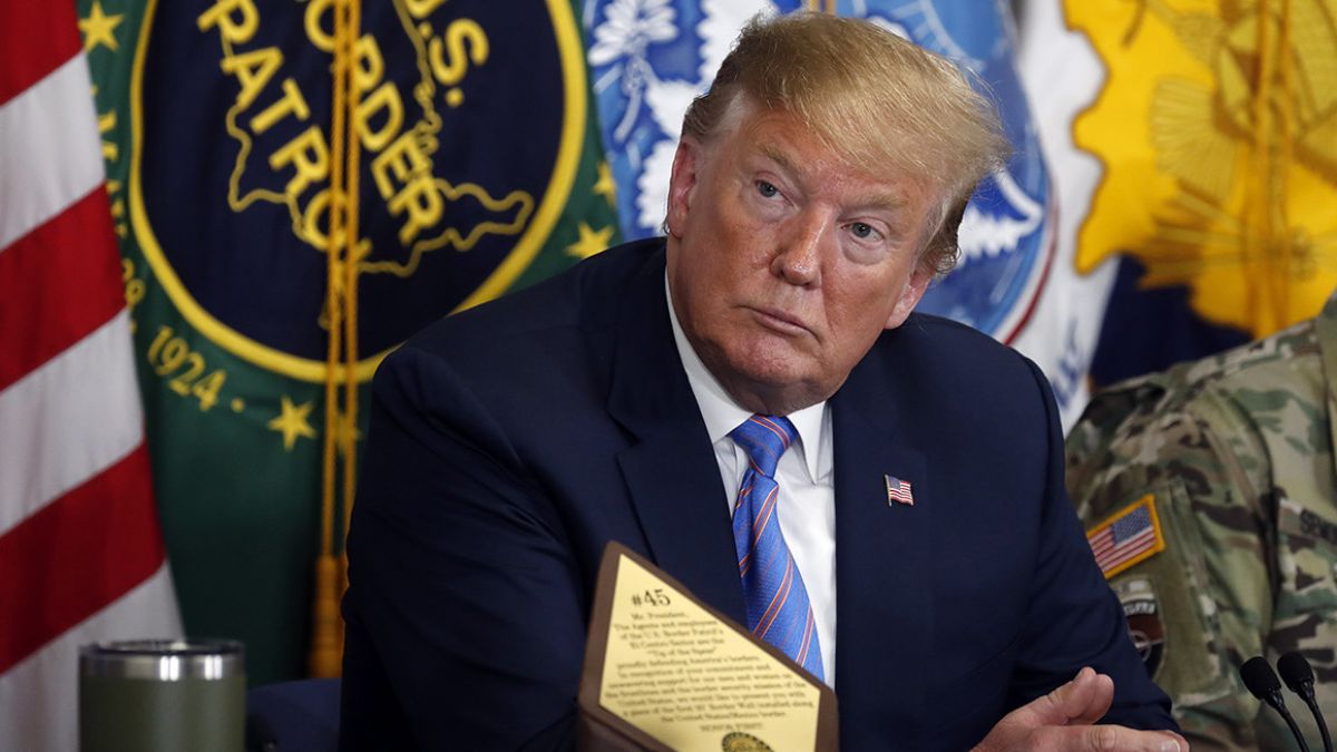 Trump a anunţat că va „suspenda temporar” imigrația în SUA