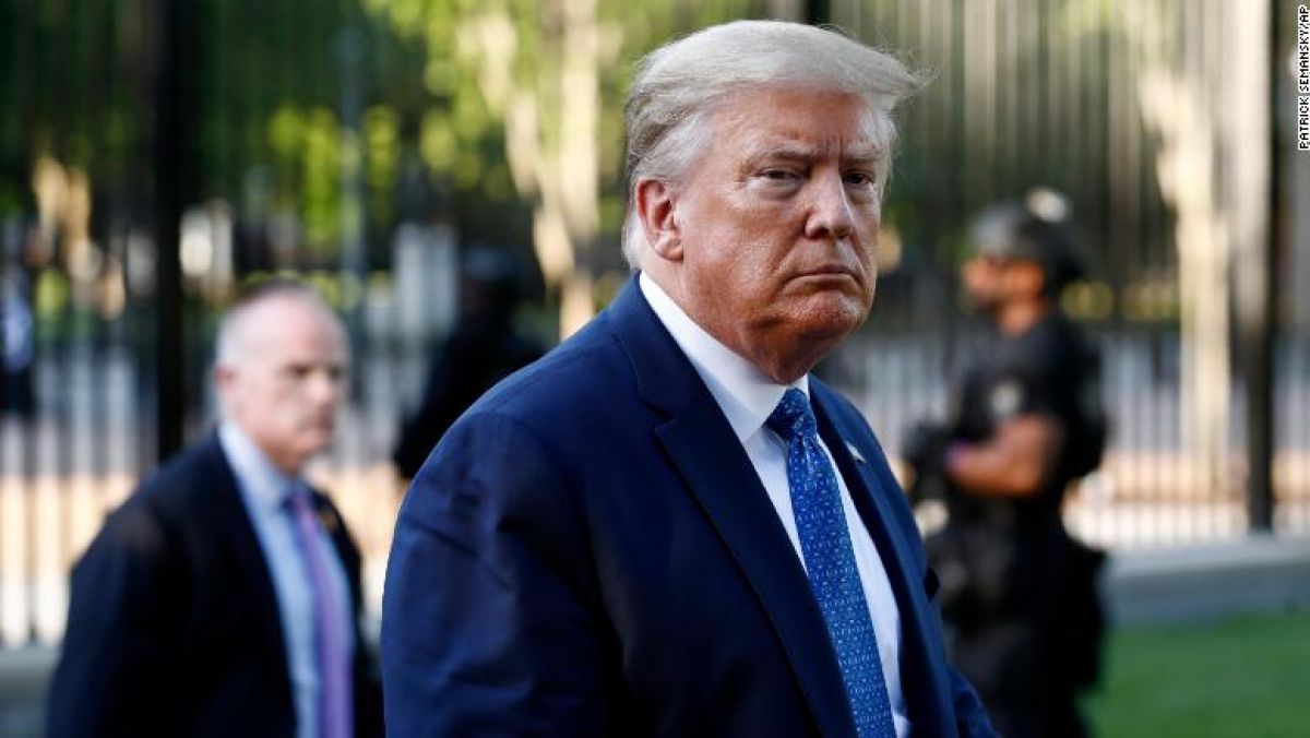 Trump suspendă eliberarea cărților verzi și a unor vize pentru muncă până la sfârşitul anului