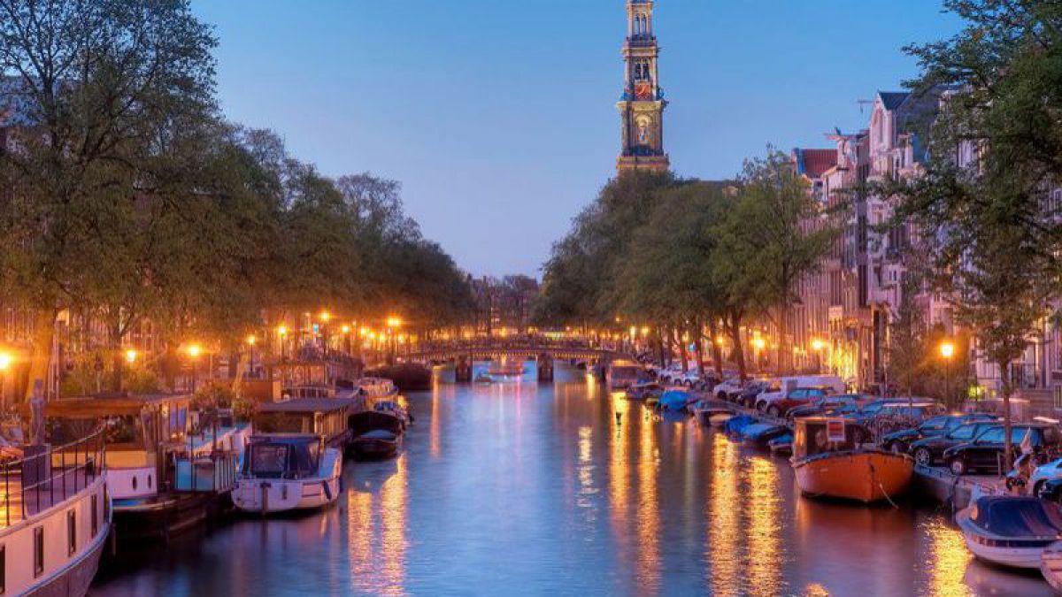 Turiștii pun în dificultate autoritățile din Amsterdam. Ce strategie au adoptat olandezii, pentru a nu-i da afară pe vizitatori