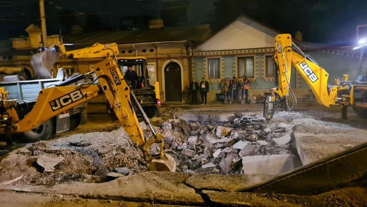 Ultimă oră! Pericol de prăbușire a unei porțiuni de carosabil în capitală (FOTO)