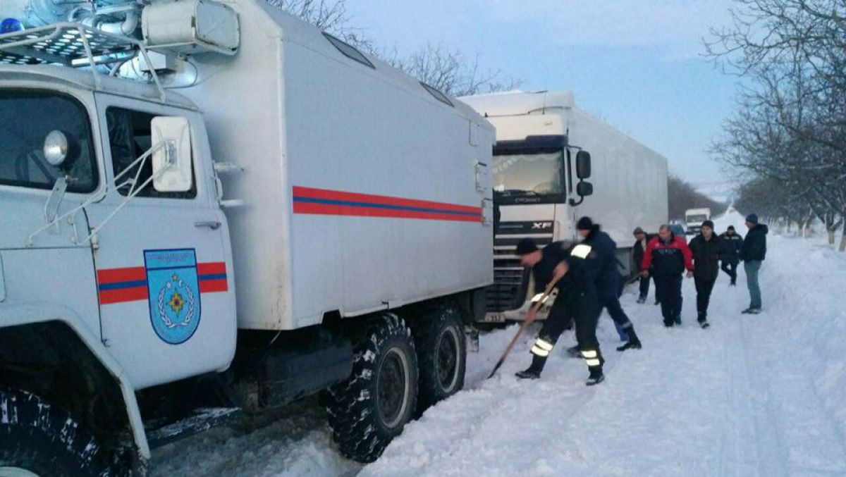 Ultimele 24 de ore de ninsoare în țară: 12 incendii, 11 localități fără lumină, cinci mașini scoase din zăpadă și două decese