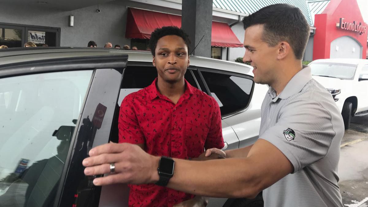 Un american a parcurs pe jos 32 de kilometri până la serviciu, iar șeful i-a dăruit propria mașină