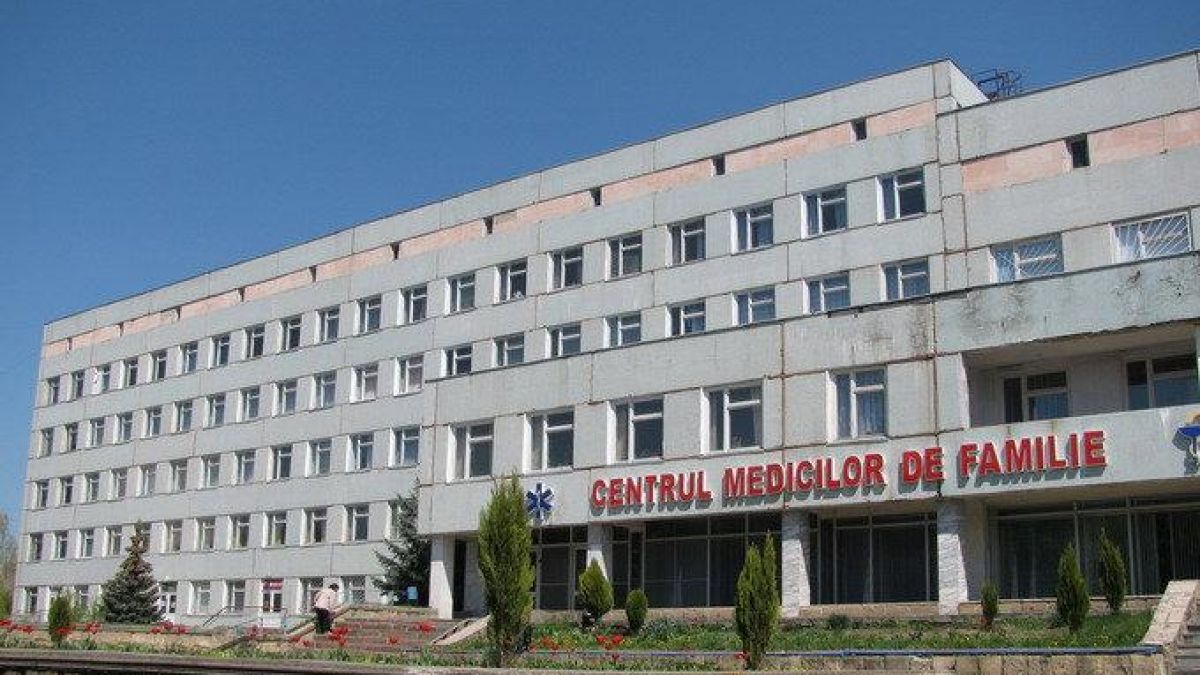 Un angajat al policlinicii din Edineț, trimis în judecată pentru falsificarea certificatelor de vaccinare. Ce riscă acesta
