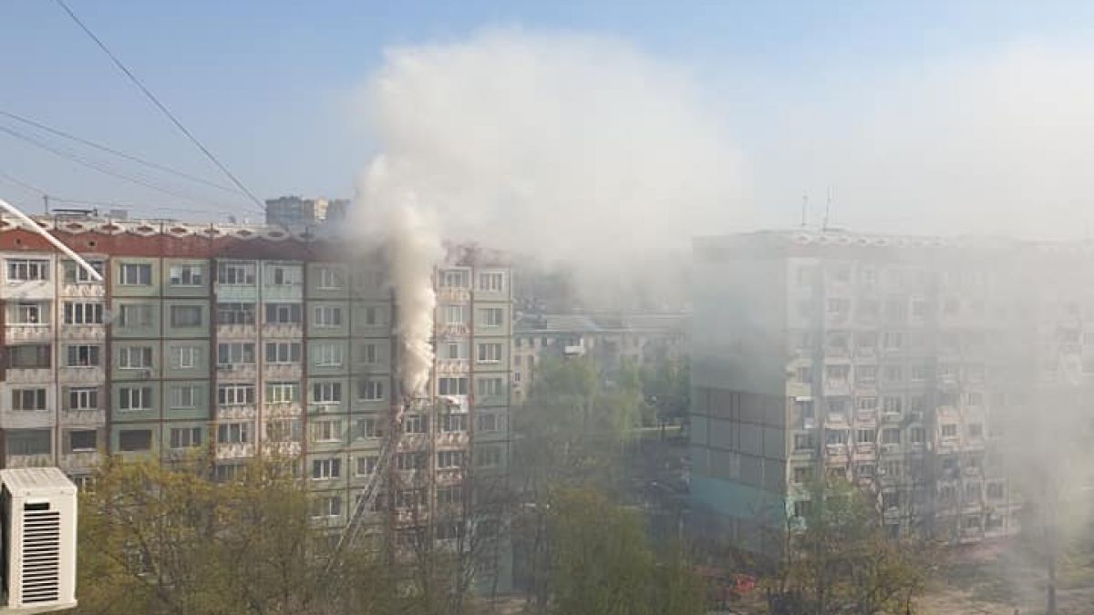 Un apartament din sectorul Râșcani, cuprins de flăcări: Trei echipaje de pompieri au luptat cu focul