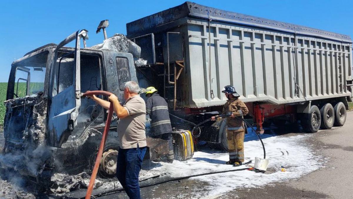 Un autocamion încărcat cu cereale a luat foc în raionul Căușeni. Au intervenit două echipaje de pompieri (FOTO)