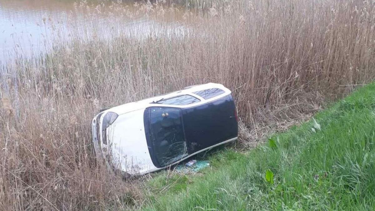 Un automobil s-a răsturnat într-un lac din orașul Bălți 
