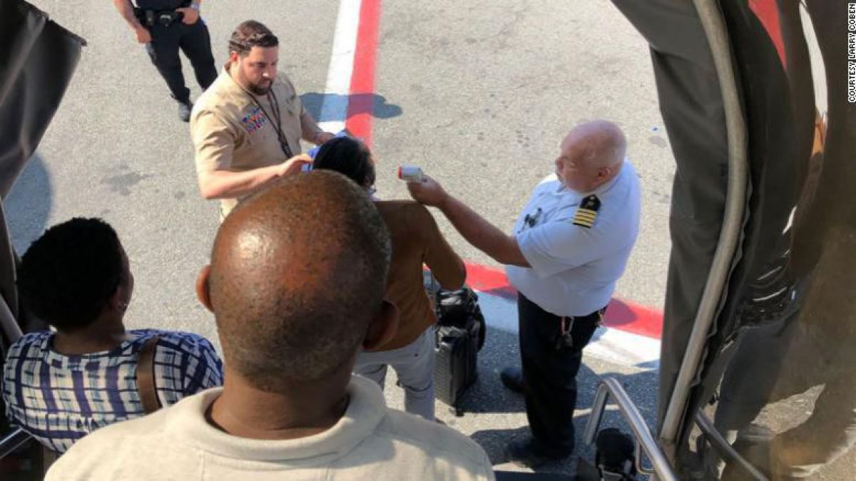 Un avion care a aterizat la New York a fost pus sub carantină după ce 100 de pasageri s-au simţit rău