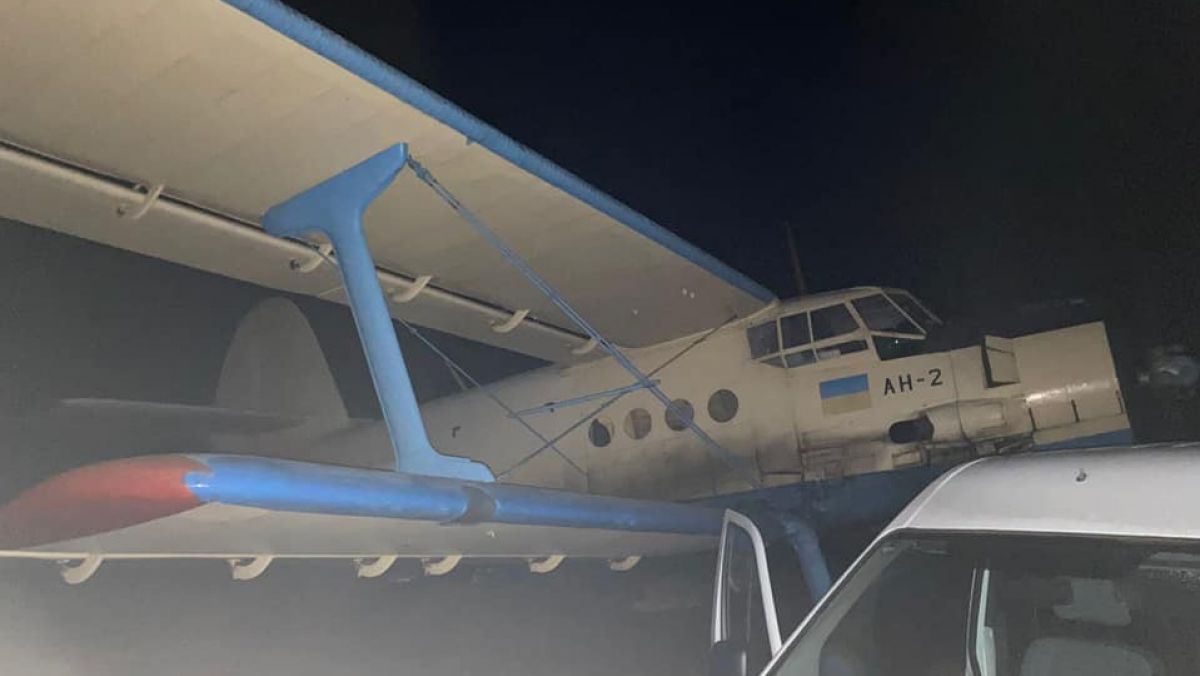 Un avion cu țigări de contrabandă, care urma să ajungă în România, reținut de polițiștii de frontieră (FOTO)
