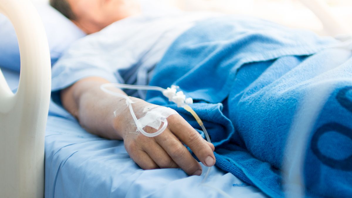 Un bărbat a decedat, iar 17 persoane sunt conectate la respirație asistată. În spitale se tratează 51 de copii infectați cu COVID-19