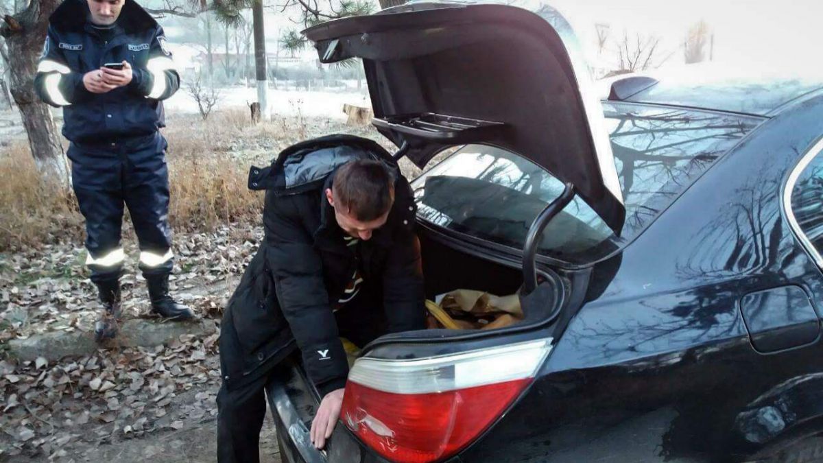 Un bărbat a fost găsit de polițiști în portbagajul propriei mașini