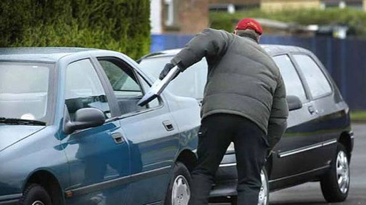 Un bărbat a furat 46.000 de lei din mașinile care staționau la semafor