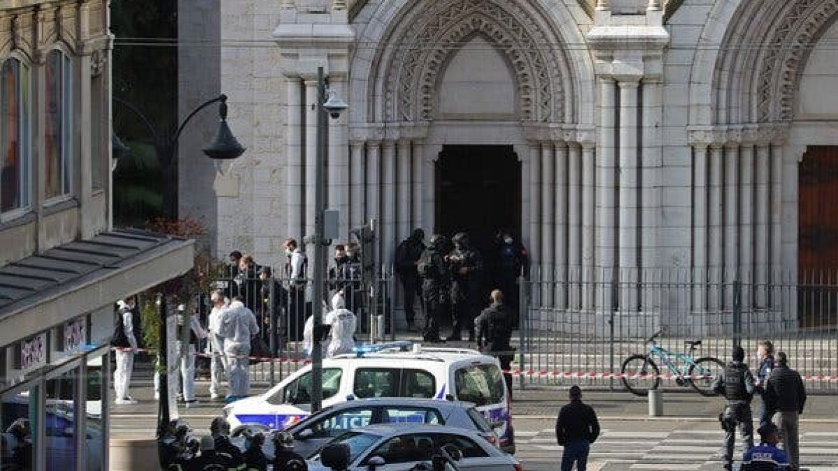 Un bărbat a ucis trei persoane și a rănit alte câteva lângă o biserică din Nisa. Primarul orașului evocă un atac terorist (VIDEO)