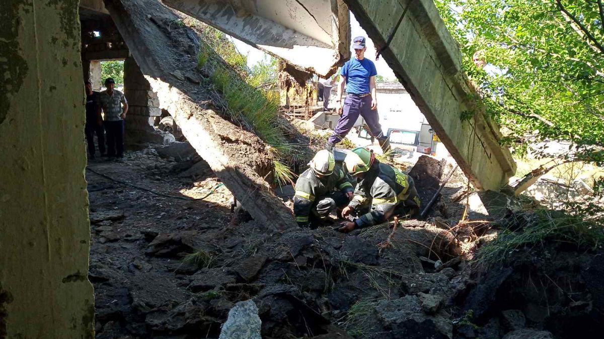 Un bărbat din Găgăuzia, blocat sub dărâmături, după ce un perete s-a prăbuşit peste el