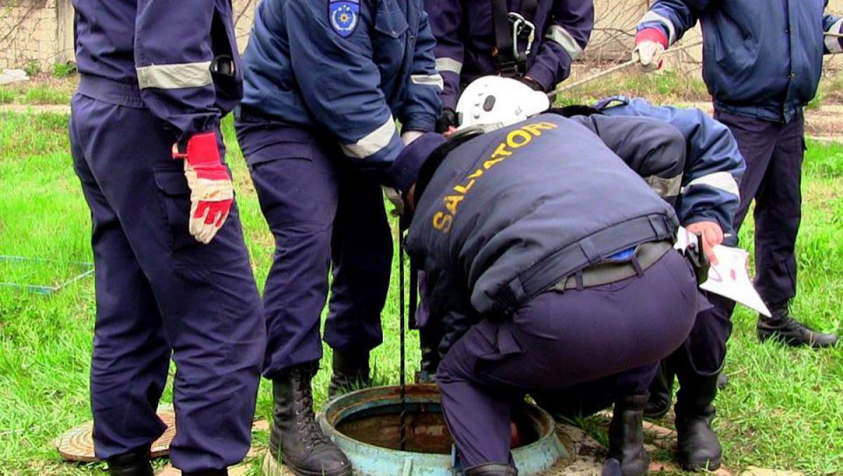 VIDEO. Un bărbat din raionul Soroca a fost salvat după ce a căzut în fântână la o adâncime de 10 metri