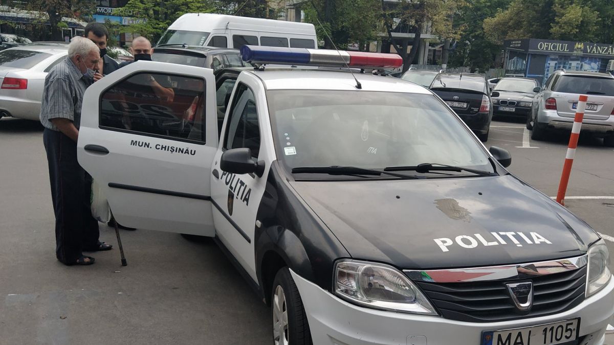 Un bătrân din capitală, ajuns pe mâna poliției după ce ar fi ascuns o bucată de salam din magazin. A scăpat de amendă (FOTO)
