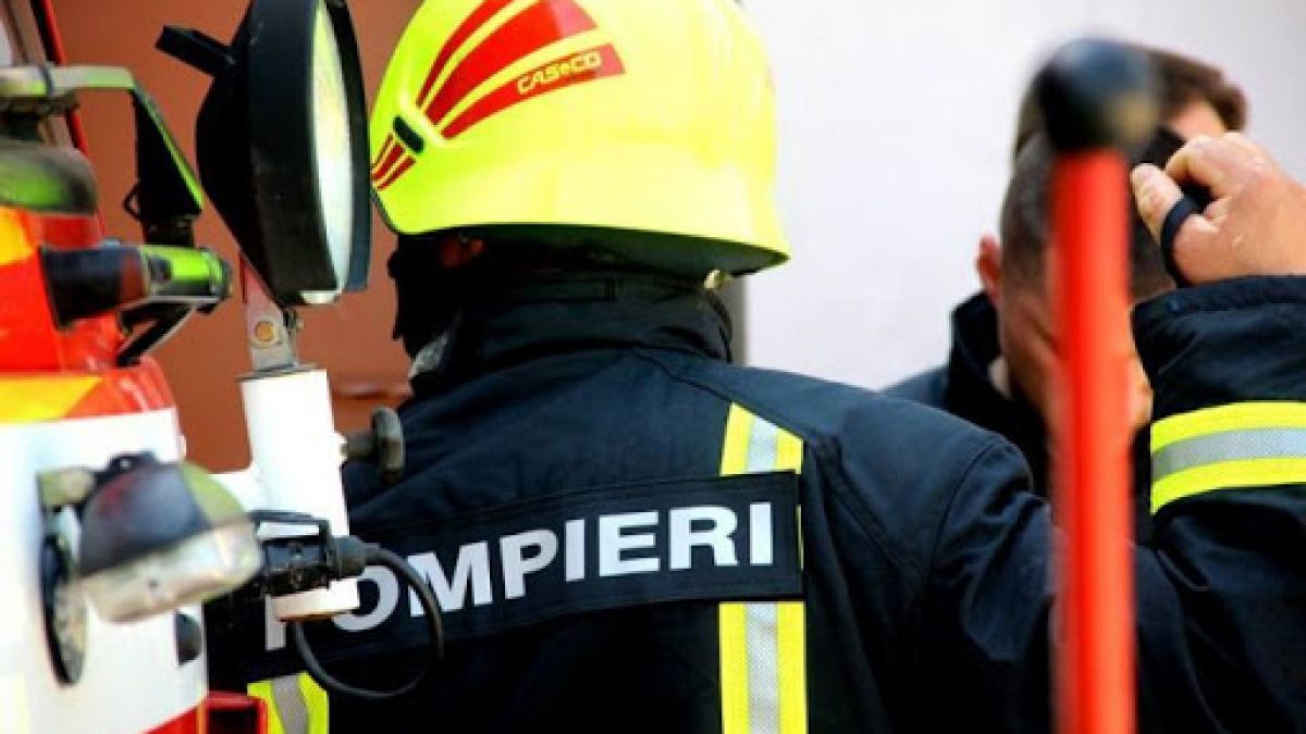 Un bebeluș de 11 luni, găsit mort într-o casă cuprinsă de flăcări