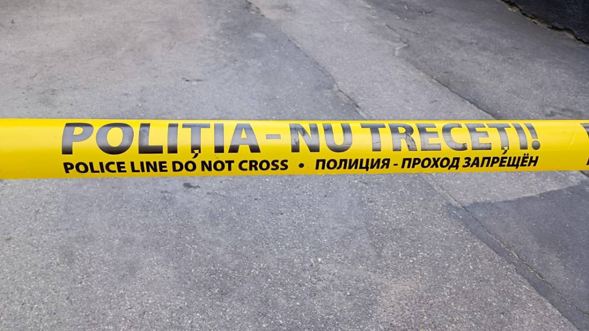 Un bebeluș de trei luni a decedat după ce ar fi fost aruncat de la etaj de către tatăl său
