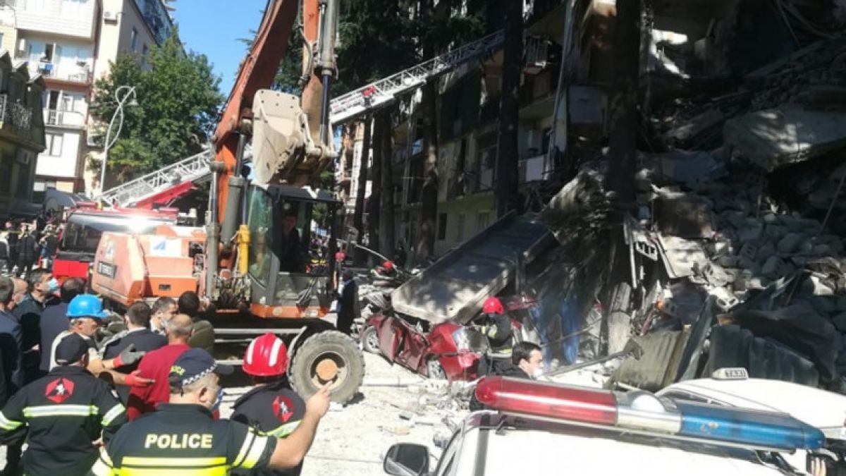 Un bloc de cinci etaje din Georgia s-a prăbușit. Trei persoane, inclusiv un copil, au fost salvate de sub dărâmături
