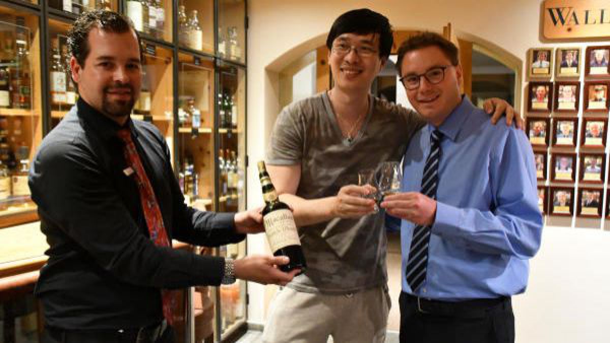 Un chinez a plătit 8700 euro pe un pahar cu whisky