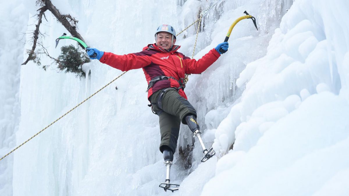 Voință de fier. Un chinez cu picioarele amputate a reușit să cucerească vârful Everest