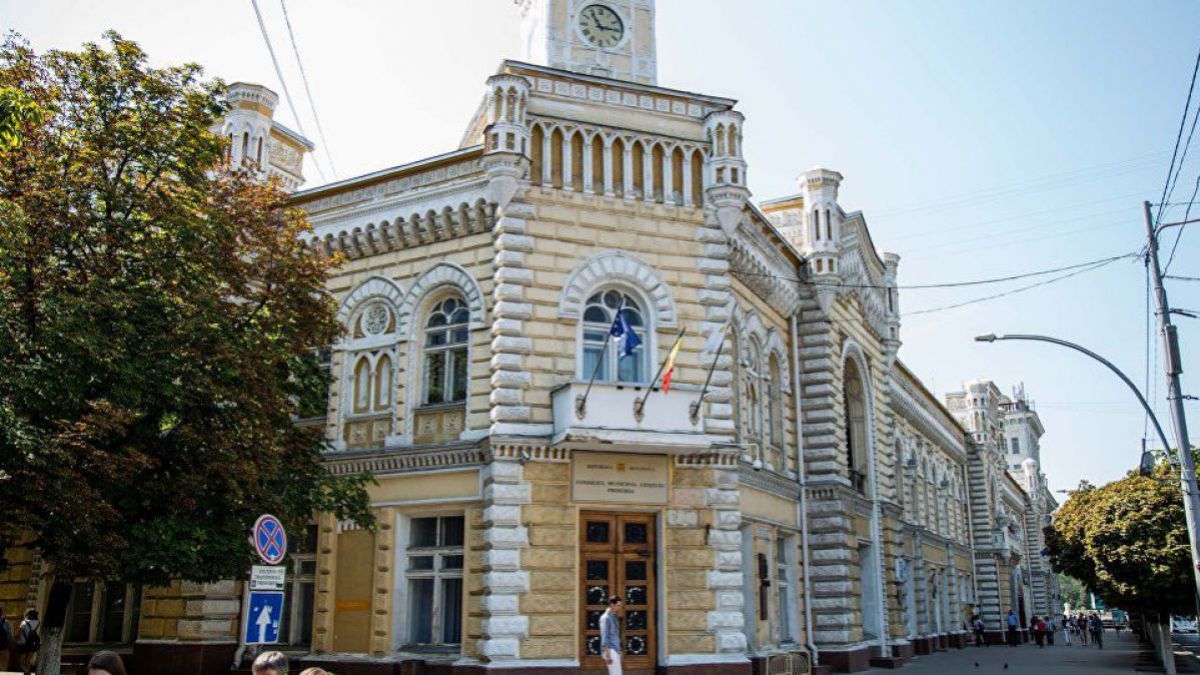 Un consilier municipal a fost testat pozitiv la COVID-19. Ședința CMC, amânată