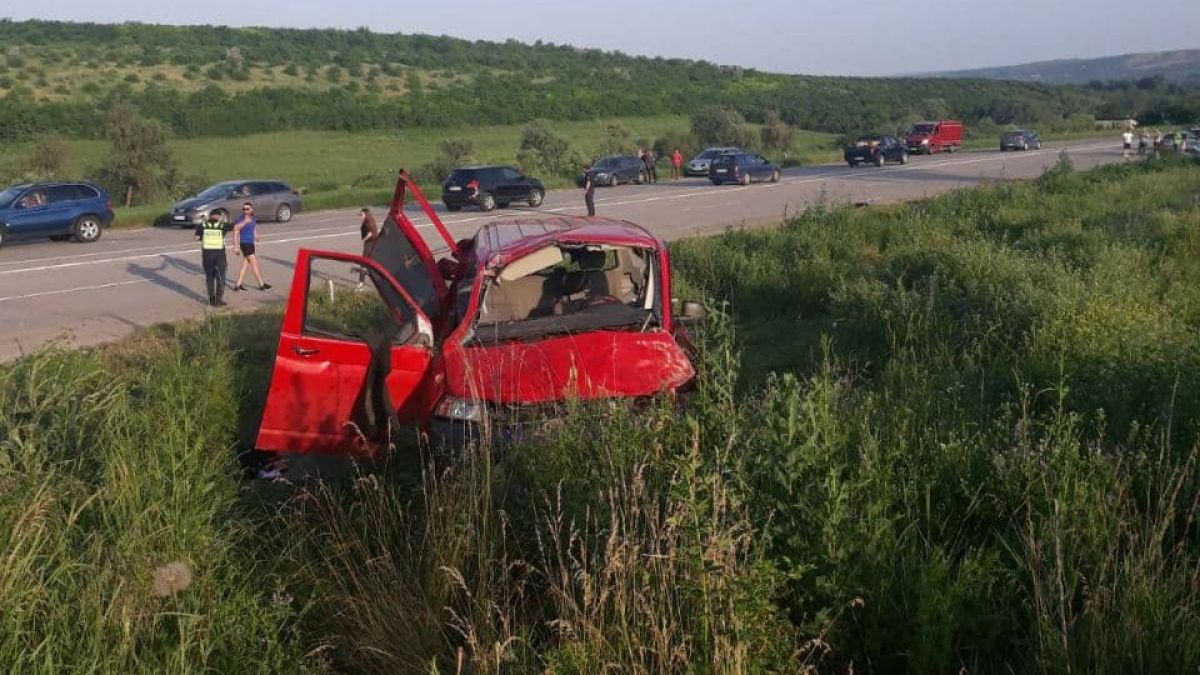 Un copil de cinci ani, mort și trei persoane, în stare gravă, transportate la spital. Accident, în raionul Ialoveni (FOTO)