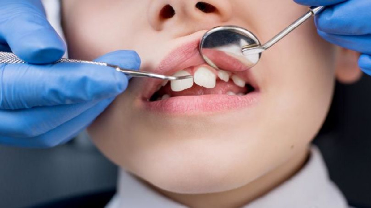 Un copil de opt ani a rămas paralizat, după ce dentistul i-a injectat anestezia. La 11 ani distanță, mama caută dreptate la CtEDO