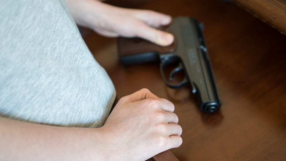 Un copil de trei ani a murit la petrecerea de ziua lui, jucându-se cu o armă