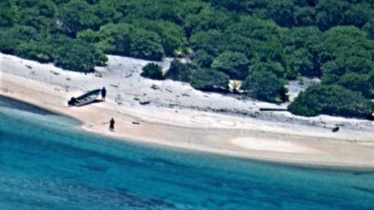 Un cuplu a fost salvat de pe o insulă nelocuită datorită mesajului SOS scris pe nisip