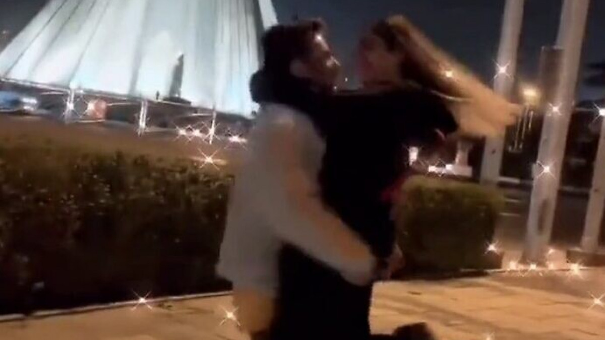 Un cuplu iranian care s-a filmat dansând în centrul Teheranului în sprijinul protestelor, condamnat la peste 10 ani de închisoare (VIDEO)