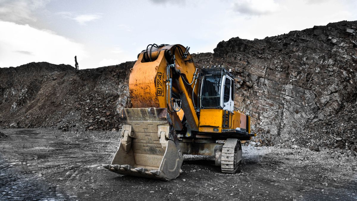 Un excavator de 42 de mii de euro, pus sub sechestru. A fost dat în căutare de poliția din Marea Britanie (VIDEO)