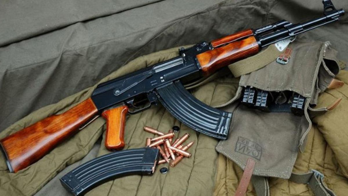 Un fost membru al Guvernului de la Moscova a cumpărat fabrica de arme Kalaşnikov