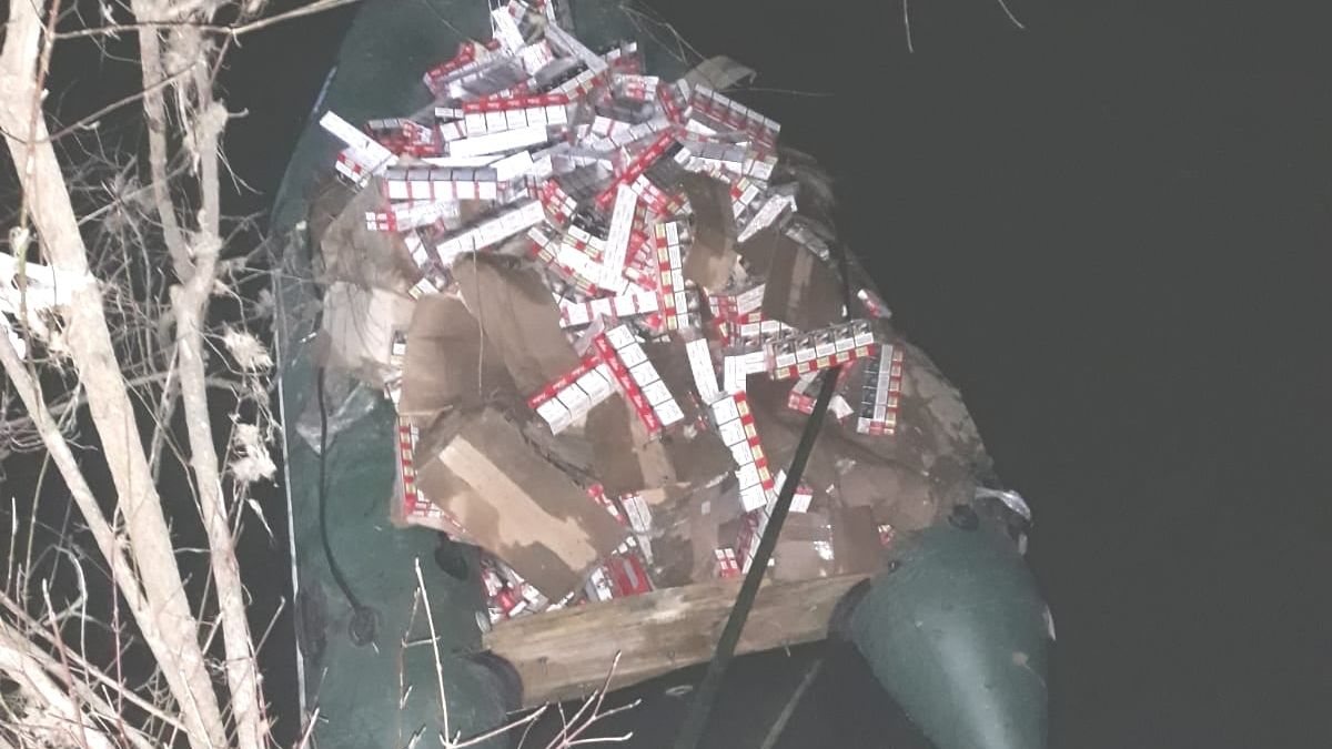 Un fost polițist de frontieră, implicat într-o schemă de contrabandă cu țigarete de peste 200.000 de lei

