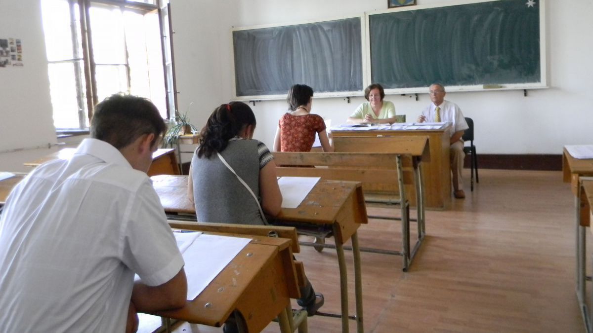 Un grup de absolvenți de la USM cere anularea examenelor de stat și validarea diplomei în baza tezei de licență