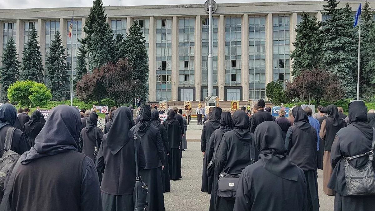 Un grup de preoți și enoriași s-au adunat în centrul capitalei pentru a protesta împotriva vaccinării anti-COVID-19 (VIDEO)