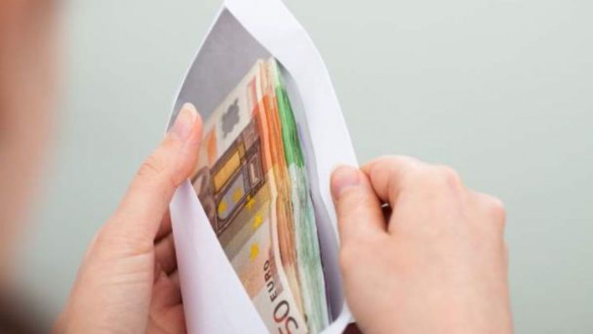 Un intermediar, reținut de PA și CNA într-un dosar de trafic de influență. Ar fi extorcat 50 de mii de euro pentru a mușamaliza un dosar penal