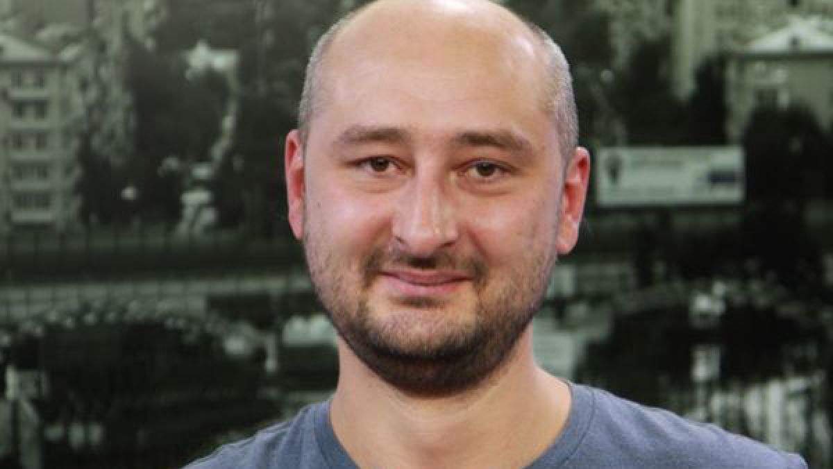 Un jurnalist rus de opoziție a fost asasinat la Kiev