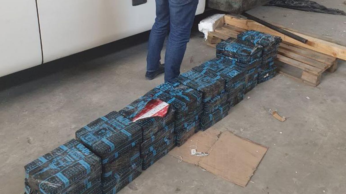 Un lot de 1.500 de pachete de țigări, ascunse în „kulioace calendar”, au fost confiscate la vamă (VIDEO)