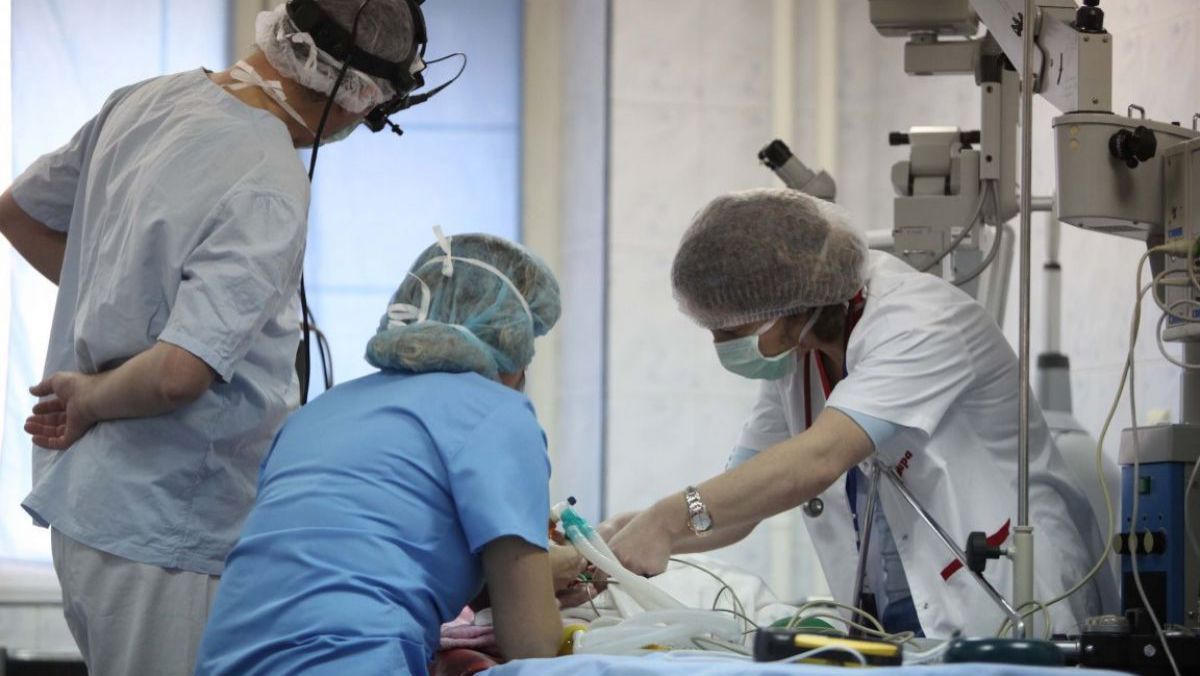 Un medic a fost transportat în comă la spital, după ce a fost bătut de doi pacienți