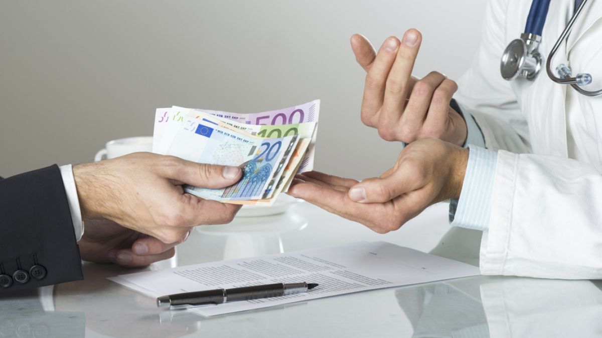 Un medic de la Institutul Oncologic, reținut pentru mită. O femeie, obligată să dea 8.000 de lei mai multor chirurgi pentru o intervenţie