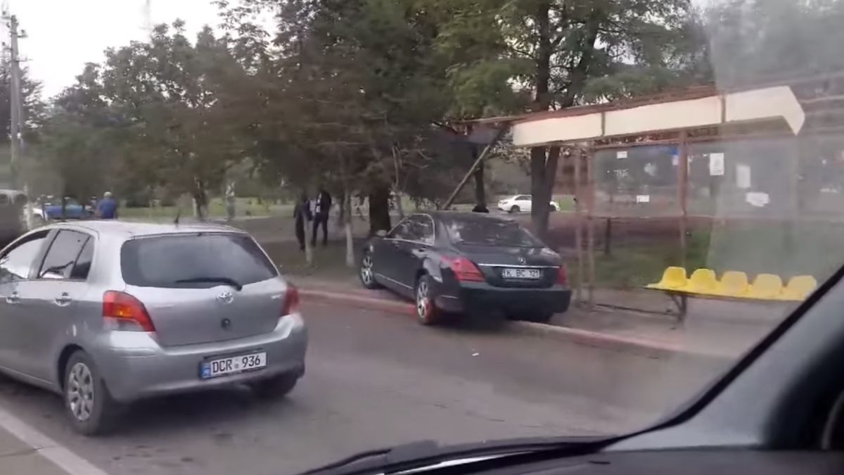 Un Mercedes a ajuns într-o stație de troleibuz din sectorul Ciocana (VIDEO)