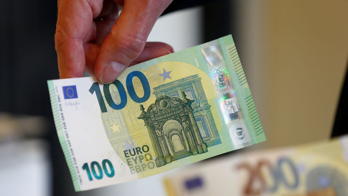 Un miel, 10 litri de vin și 250 de euro, ca să scape de serviciul militar: Un tânăr a denunțat membrii comisiei medicale pentru că nu s-ar fi ținut de cuvânt