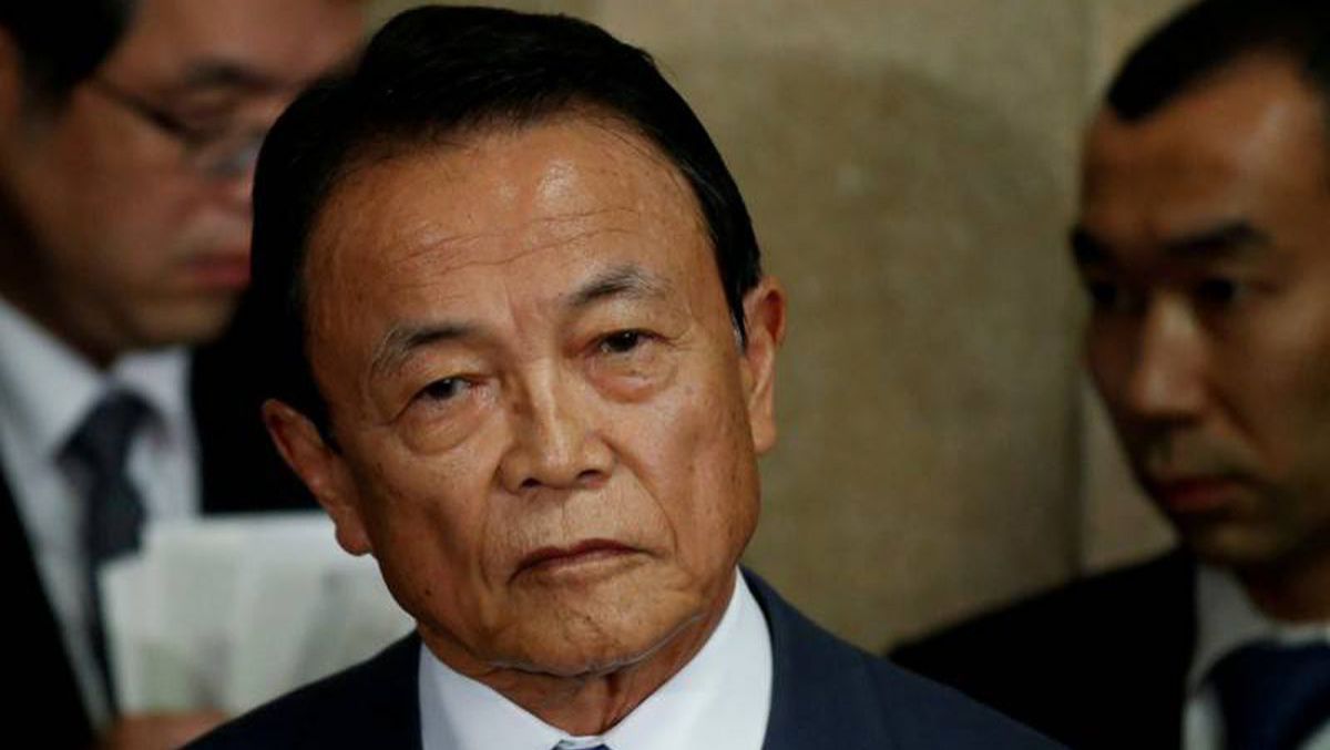 Un ministru japonez renunță la salariul său pe un an în urma unui scandal