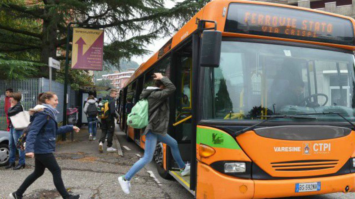 Un moldovean a urcat beat la volan și a lovit un autobuz școlar în Italia