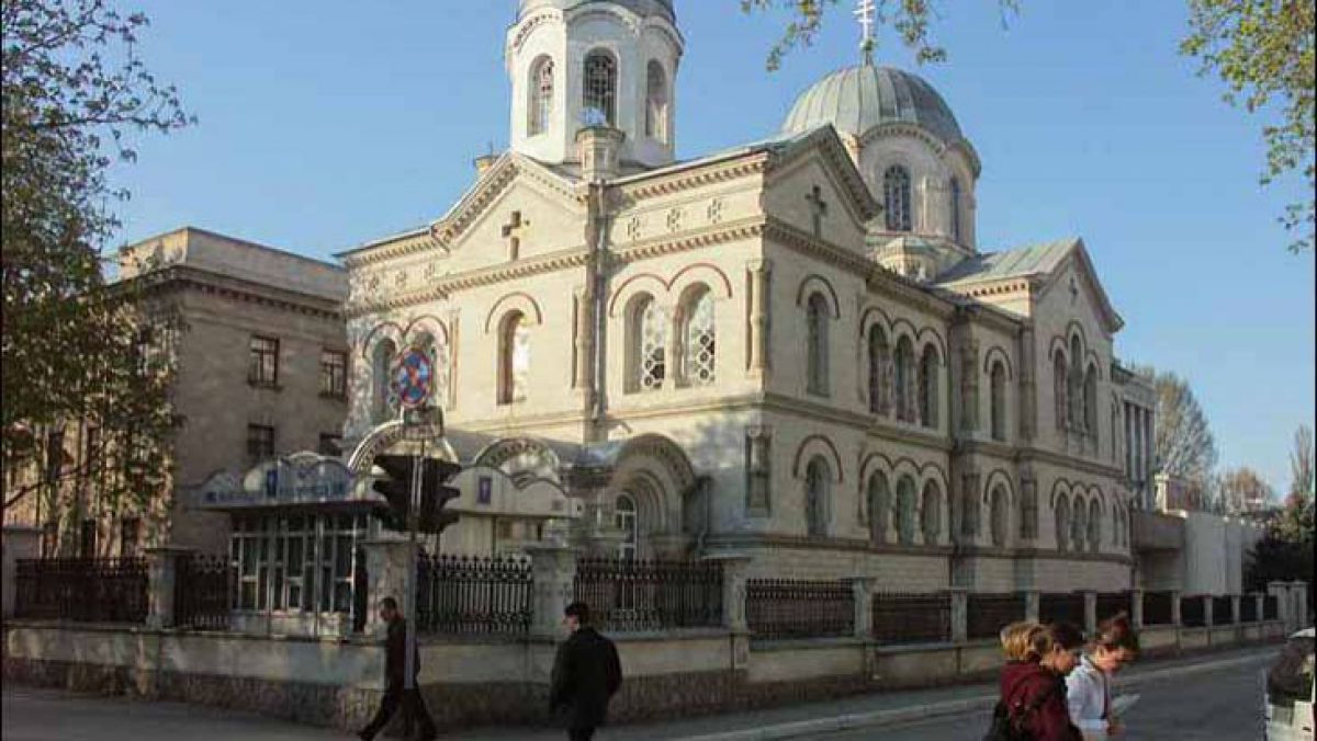 Un moldovean din trei: Ar fi bine ca preoții să candideze în alegeri