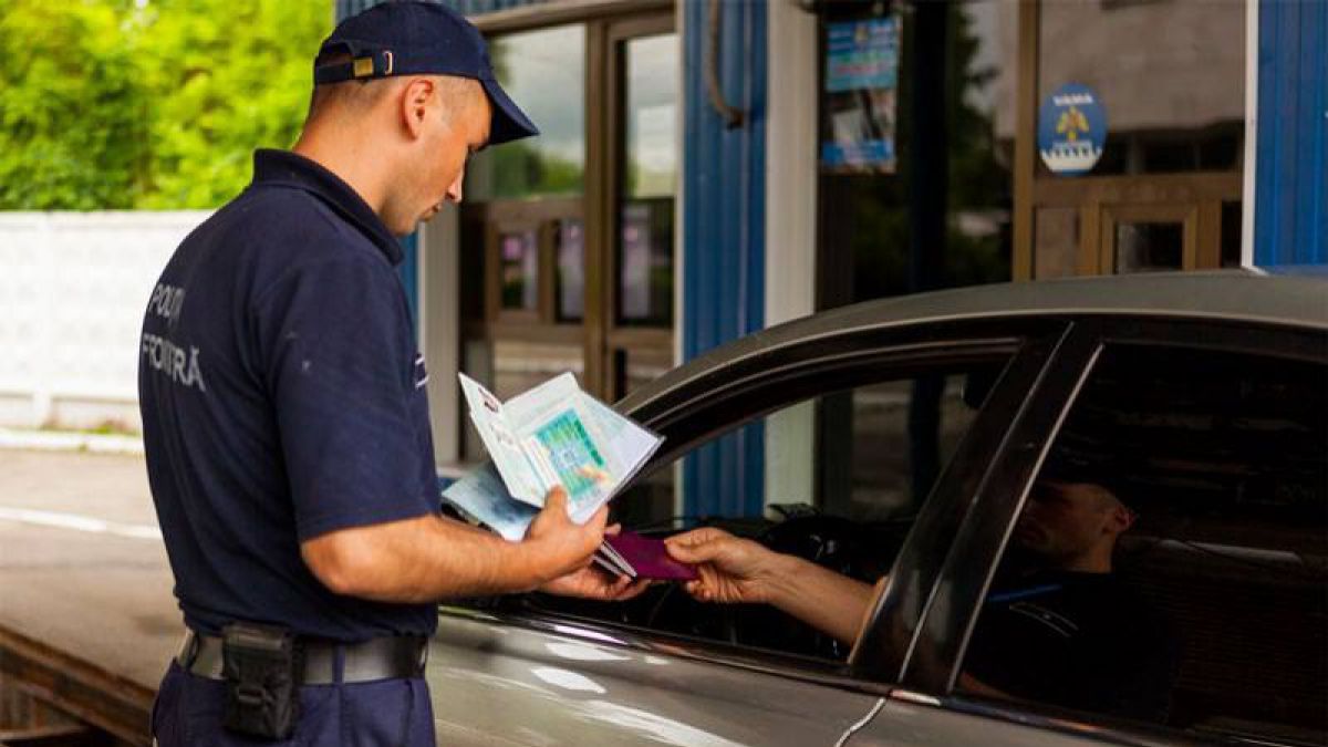Un moldovean, reținut pentru a doua oară cu permisul de conducere fals, pe care l-ar fi obținut în Marea Britanie cu 150 lire sterline