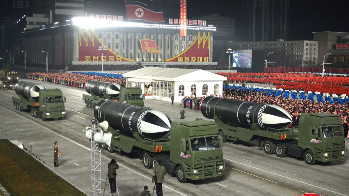 Un nou model de rachetă balistică, prezentat la o paradă militară din Coreea de Nord