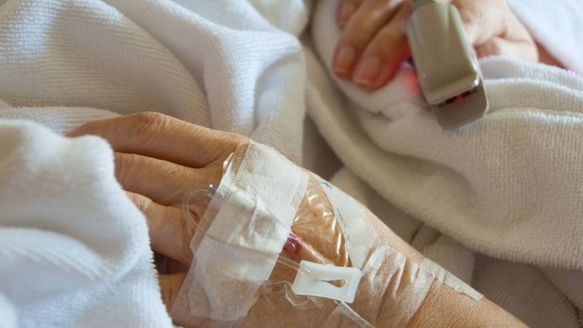 Un nou număr record de lucrători medicali infectați cu coronavirusul de tip nou