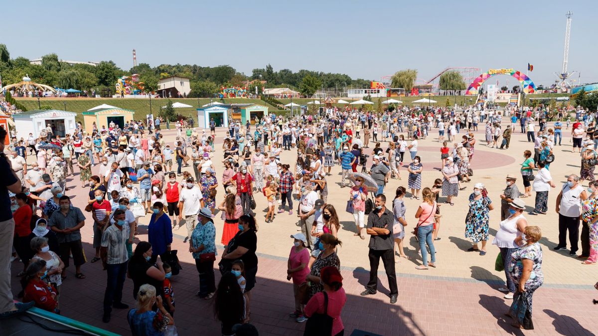 Un nou protest la „OrheiLand”. Ghidați de Tauber, oamenii strigă „Jos Chicu, jos Dodon”. UPDATE: Caruselele au fost pornite (LIVE)